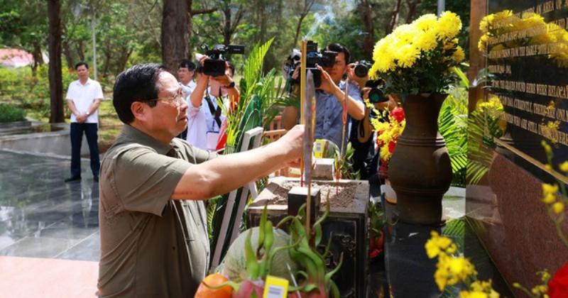 Những bó hoa tươi thắm dâng lên mộ nữ anh hùng Võ Thị Sáu tại nghĩa trang Hàng Dương, Côn Đảo, thể hiện lòng tri ân và tưởng nhớ